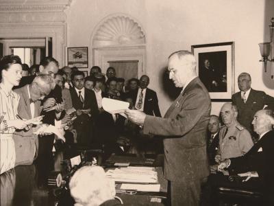 일본의 항복을 발표하는 트루먼 대통령