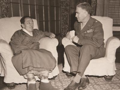 남조선과도입법의원 의장 김규식과 윌버 장군