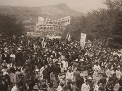 남산의 노동자 대회에 참석한 남조선노동당원들