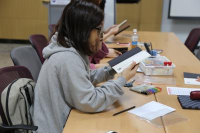 '나의 기록장 만들기' 체험활동 중인 외국인 학생들