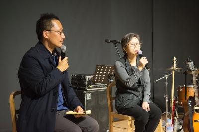 서정민갑 진행자와 이야기 손님 조선희 작가