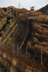 가칠봉 전투지의 비무장지대 남방한계선과 경계초소