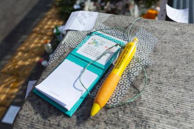 이태원 사고 사망자 애도 공간에 놓인 메모지와 펜
