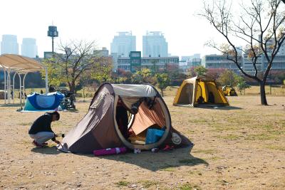 여의도 한강공원에서 텐트를 설치하는 시민
