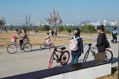 여의도 한강공원에서 자전거를 타는 사람들