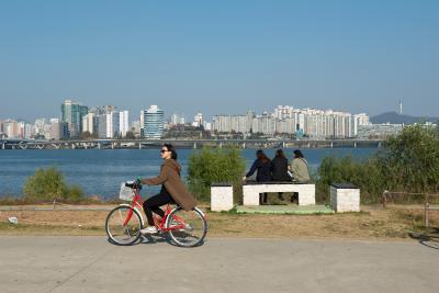 여의도 한강공원 자전거 타는 시민