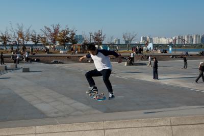 여의도 한강공원에서 스케이트보드를 타는 시민