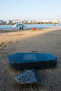  한강공원 바둑판 조각 바위