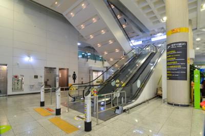 제주국제공항 터미널 1층 에스컬레이터