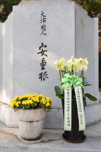 안중근 의사 동상 앞에 놓인 기념 화환