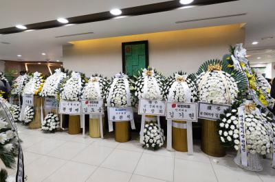 서울대학병원 장례식장에 놓인 근조화환