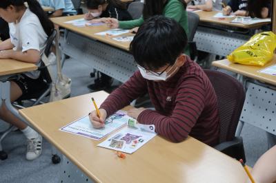 '베이비부머 세대를 통해 본 한국현대사' 교육의 활동지 작성 모습