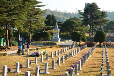 채명신 장군 묘지에 참배하는 사람들
