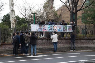 제22대 국회의원선거 벽보 첩부하는 서울특별시선거관리위원회 관계자들과 취재진