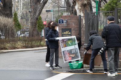 선거 벽보를 들고 있는 서울특별시선거관리위원회 관계자