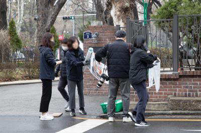 선거 벽보를 펼치고 있는 서울특별시선거관리위원회 관계자