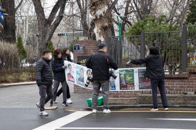 선거 벽보를 펼치고 있는 서울특별시선거관리위원회 관계자