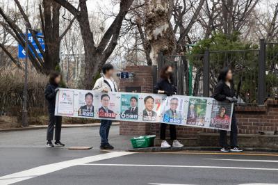 취재진이 요청한 연출 컷을 촬영 중인 모습