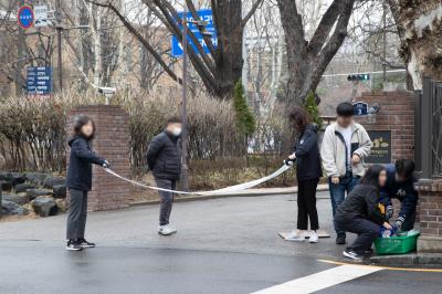 취재진이 요청한 연출 컷 촬영 후 정리 중인 서울특별시선거관리위원회 관계자들