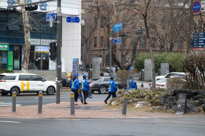 곽상언 후보 포스터를 들고 이동 중인 선거운동원들