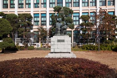 서울경신고등학교 본관 언더우드 목사의 동상