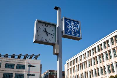 서울경신고등학교 본관 앞의 시계탑과 교표