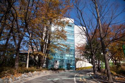 서울경신고등학교 본관 옆의 학생식당 건물