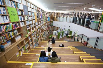 서울도서관 일반자료실 계단