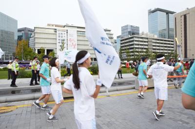 서울광장을 향해 달리는 성화봉송 주자들