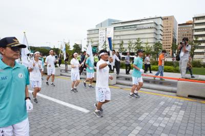 서울광장을 향해 달리는 성화봉송 주자들