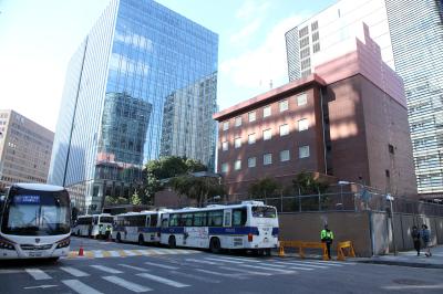경찰버스로 둘러싸인 일본대사관