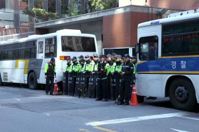 일본대사관 앞 경찰들