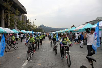 퍼레이드에 참가한 자전거 동호회 회원들