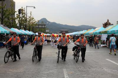 시민 자전거 퍼레이드에 참가한 소방관들