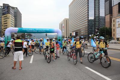 자전거 퍼레이드에 참가한 시민들