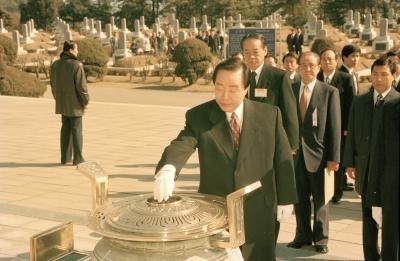 김영삼 대통령 3·1절 국립묘지 애국지사묘역 충렬대 참배