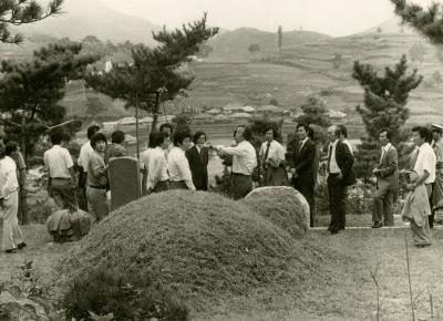 김영삼 총재 모친 묘소 방문