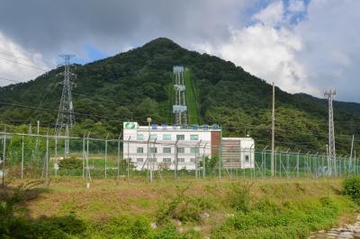 칠보수력발전소 수입관과 송전탑