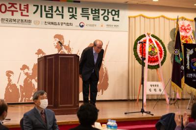 기념사 전 참석자들을 향해 인사하는 김영관 회장