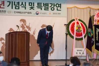 축사 전 참석자들을 향해 인사하는 이성춘 서울보훈청장