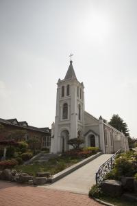 주차장 입구에서 본 거룩한 말씀의 수녀회 성당