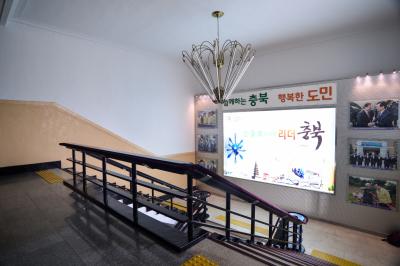 충북도청 본관 계단 벽면