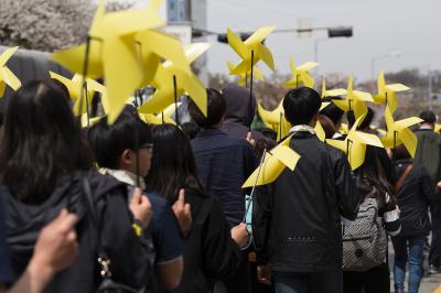 세월호 추모 행진하는 시민들