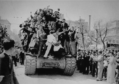 탱크 위의 시민들