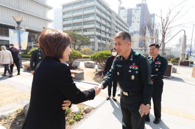 악수하는 남희숙 관장과 권영호 중장