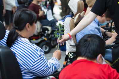 국화꽃을 건네받는 전국 장애인 단체 활동가