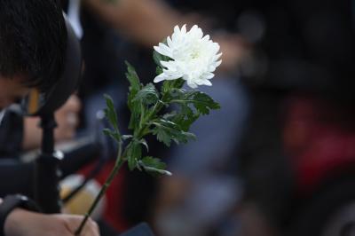 국화꽃을 건네받은 전국 장애인 단체 활동가