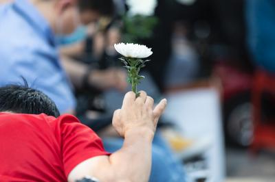 국화꽃을 건네받은 전국 장애인 단체 활동가