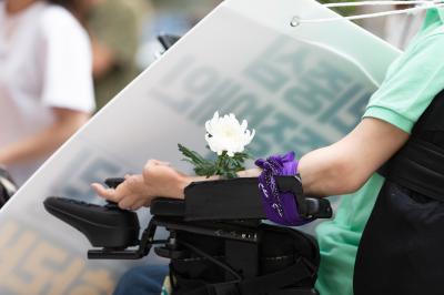 국화꽃을 든 전국 장애인 단체 활동가