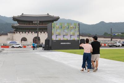 광화문광장에 조성된 '육조 마당'을 걷는 시민들